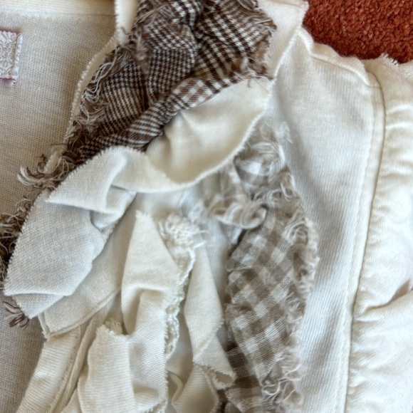 Cream tank with rows of ruffles, super cute and unique size large - Picture 8 of 8